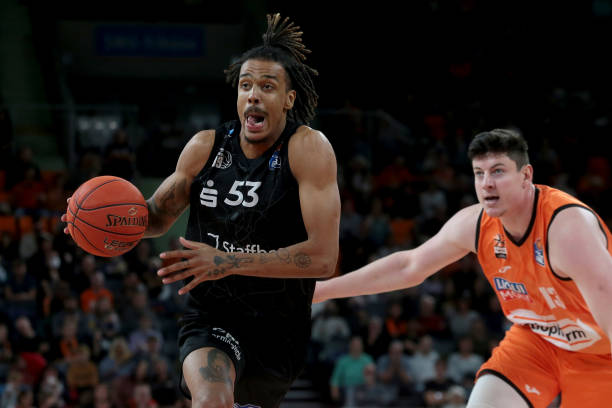 她推动自己 她推动自己